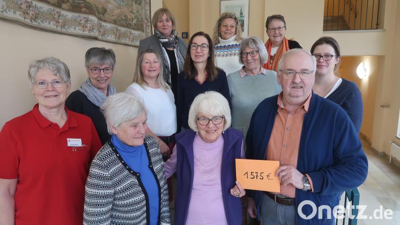 Die Kreativgruppen des Maria-Seltmann-Hauses überreichen eine Spende von 1575 Euro an Herbert Putzer (vorne, rechts) von der Kinderkrebshilfe. Bild: Kunz