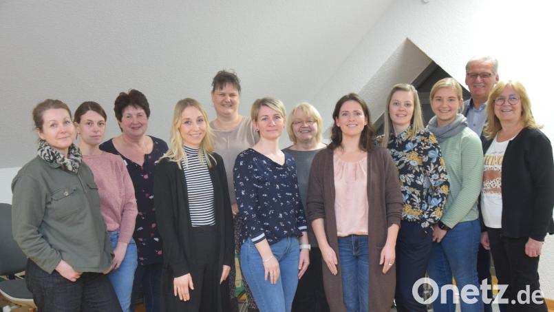 Ehrungen sowie Vorstandswahlen stehen bei der Frauen-Union Irchenrieth an. Vorsitzende ist Tanja Bäuml (Fünfte von rechts). Bild: fz