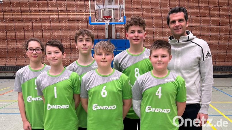 Das erfolgreiche U15-Team des VC DJK Amberg (hinten von links:) Benno Stiegler, Felix Lustig, Jonas Drechsel, Coach Stefan Hierl. Vorne von links: Simon Martin, Max Roggenhofer, Bruno Pietrzynski. Bild: Robert Drechsel/exb