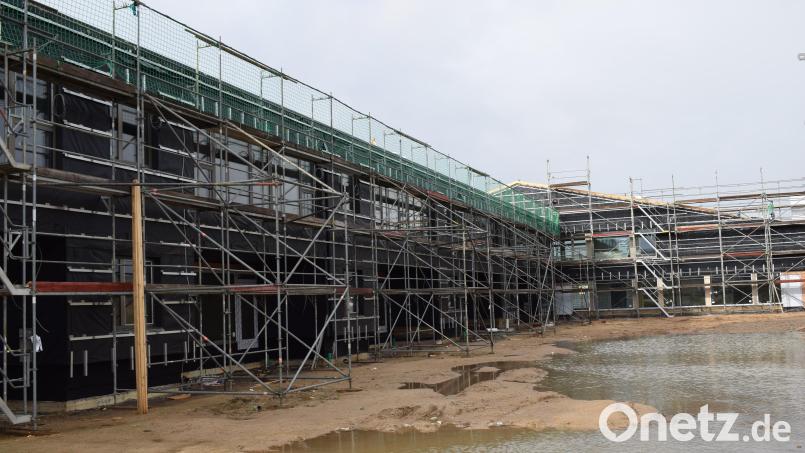 An der Kindertagesstätte &quot;Storchennest&quot; laufen die Arbeiten auf Hochtouren. Derzeit wird die Außenverkleidung angebracht. Bild: bnr