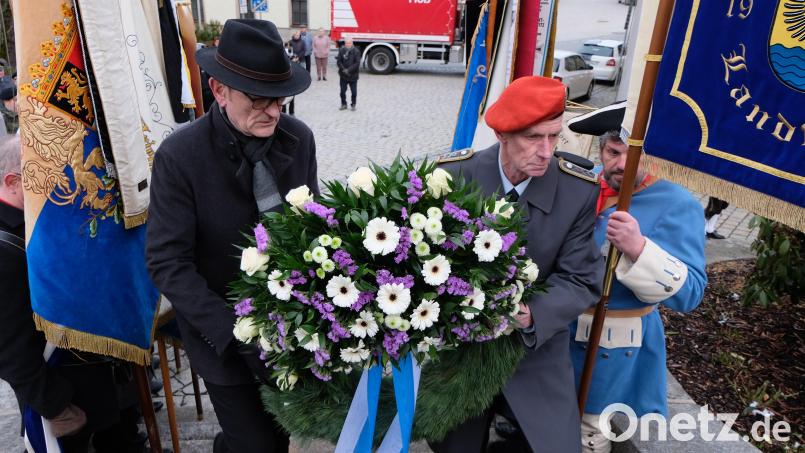 Präsident Oberst a.D. Richard Drexl (links) und Vorsitzender Hans Eismann (rechts) legen am Ehrenmal einen Kranz nieder. Bild: le