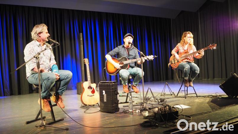 Als wären sie live in Neustadt. Das Duo &quot;Graceland&quot; spielt Simon &amp; Garfunkel. Bild: krb