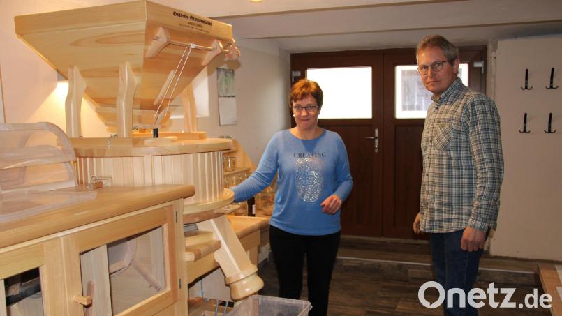 Elisabeth und Reinhard Hofmann haben sich mit der Getreidemühle und der eigenen Vermarktung des Endprodukts Mehl ein zweites Standbein in ihrer Landwirtschaft geschaffen, was beim Kunden bestens ankomme. Bild: prh