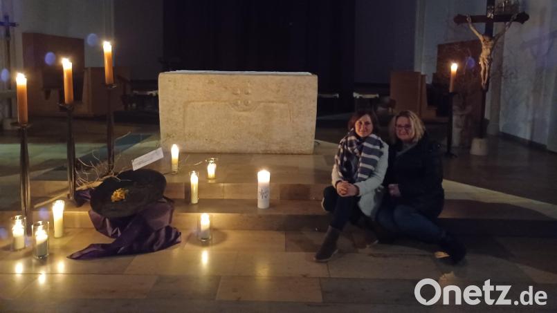 Melanie Grasser und Kerstin Janner (von links) lesen meditative Texte in der katholischen Pfarrkirche. Bild: hok
