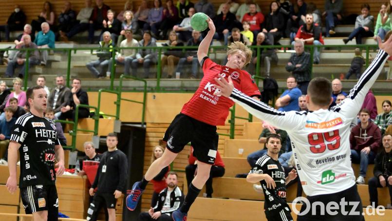 Einer der jungen Spieler des HCS, Jakob Friese (Mitte), taucht in dieser Szene alleine vor dem Erlanger Torhüter Hannes Winicki (rechts) auf und kann das 16:18 für seine Mannschaft erzielen. Maximilian Sauter (links) und Nick Weber (Zweiter von rechts) vom HC Erlangen können nur noch zusehen. Bild: Hubert Ziegler