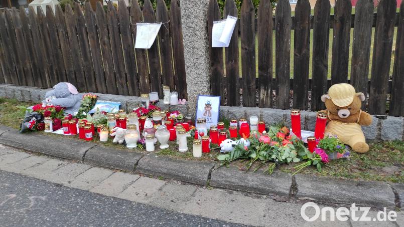 Mit Kerzen, Blumen und Stofftieren nahe der Unfallstelle drücken etliche Parksteiner ihre Trauer über den Tod eines achtjährigen Buben aus. Bild: rg