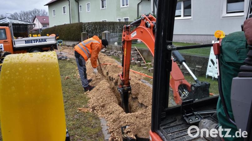 Seit drei Wochen sind Baukolonnen in Poppenricht unterwegs und verlegen Glasfaserkabel in Gehwegen und Straßen. In Sulzbach-Rosenberg werden derzeit noch die Ausbaupläne von Telekom und Deutsche Giga Access von der Stadt geprüft und aufeinander abgestimmt, um Doppelaufgrabungen zu verhindern. Bild: Stephan Huber
