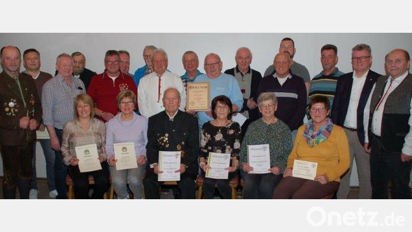 Mitgliederehrung bei Edelweiß Obersdorf (von links): Gauschützenmeister Werner Wendl, Bernhard Reif, Günter Zaspel, Helmut Sitter, Anita Himmelhuber, Xaver Wolfsteiner, Helmut Nagel, Christine Rathenow, Bernhard Onasch, Heinz Rathenow, German Schneider, Helmut Scharl, Josef Kerscher, Anita Hausmann, Gerd Hirschmann, Gertraud Reichenberger, Manfred Wirth, Kevin Klier, Rita Kirschner, Jürgen Stubenvoll, Bürgermeister Michael Göth und Schützenmeister Georg Hausmann. Bild: Kevin Klier/exb