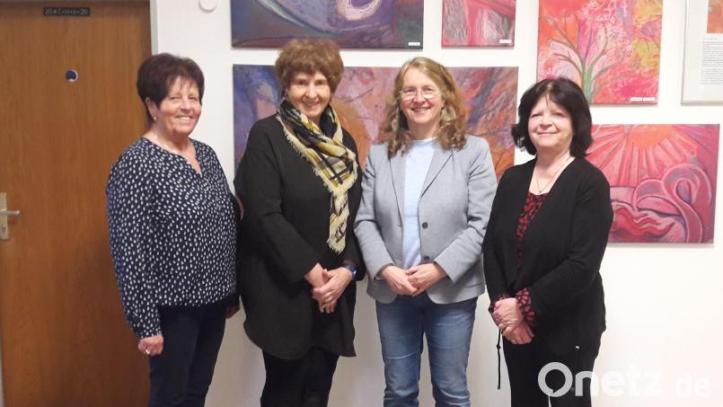 Bei der Führung vor von Kindern und Jugendlichen gestalteten Bildern: (von links) Christa Brünsch, Vorsitzende Martina Maier, Leiterin Hannelore Haberzett und Anita Kleber. Bild: Martina Maier/exb