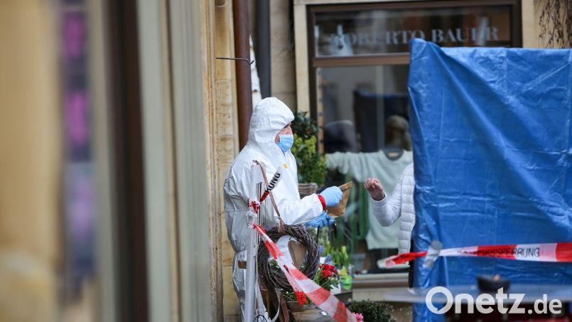 Die Spurensicherung arbeitet am Tatort, nachdem eine Mitarbeiterin in einem Blumenladen getötet worden ist. Bild: Eberlein/vifogra/dpa