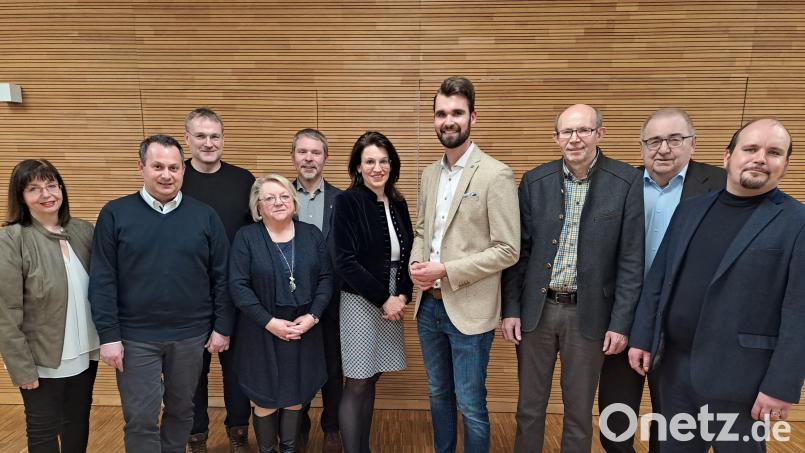 Der neue CSU-Vorsitzende zusammen mit seiner Vorgängerin: Tim Dirmeier übernimmt den Ortsverband von Martina Englhardt-Kopf. Der Vorstandschaft gratulierte auch Elisabeth Weidner (links) als Vertreterin des CSU-Kreisverbandes Schwandorf. Bild: Fabian Borkner/exb
