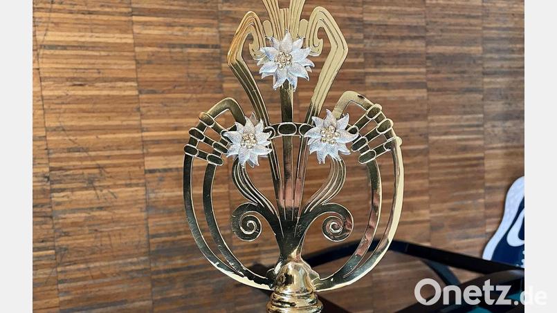 Die Spitze der 100 Jahre alten Burschenfahne sieht wieder aus wie neu. Bild: gri