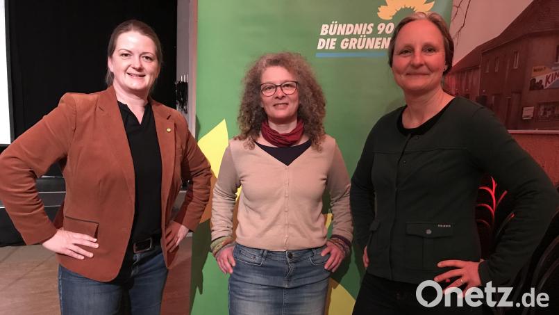 Drei Powerfrauen der Grünen (von links): Bundestagsabgeordnete Tina Winklmann, Yvonne Rösel und Direktkandidatin Simone Maaß. Bild: mma