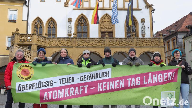 Die Mahnwache des Bund Naturschutzes, Kreisgruppe Amberg-Sulzbach, zum Jahrestag von Fukushima auf dem Marktplatz. Bild: Wolfgang Steinbacher