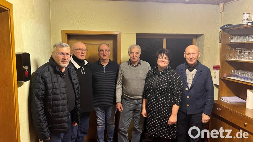 Ehrungen standen beim Kleintierzuchtverein Waldsassen an. Im Bild (von links) Hubert Härtl, Reiner Zintl, Fritz Bäcker, Bernhard Lochner, Vorsitzende Heike Suchanek und Karlheinz Hoyer. Bild: Kleintierzuchtverein Waldsassen/exb