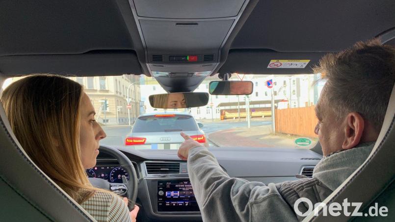 Fahrlehrer Matthias Ponader aus Weiden sieht vor allem rücksichtsloses Verhalten im Verkehr als Grund, weshalb das Autofahren für Anfänger schwieriger ist als früher. Bild: Gabi Schönberger