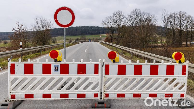 Zwischen Klardorf und Bubach (Stadt Schwandorf) werden die Flut- und die Naabbrücke saniert. Die Sperrung dauert bis zum kommenden Jahr. Da bietet sich an, gleich noch ein Stück Radweg bei Bubach/Waltenhof zu bauen. Bild: Hösamer