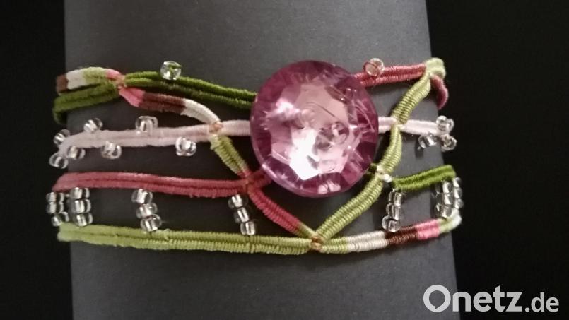 Wird gerne geklöppelt: Ein Armband mit individueller Note. Zunehmend werden in den Kursen Accessoires gefertigt. Bild: Stadt Schönsee/exb