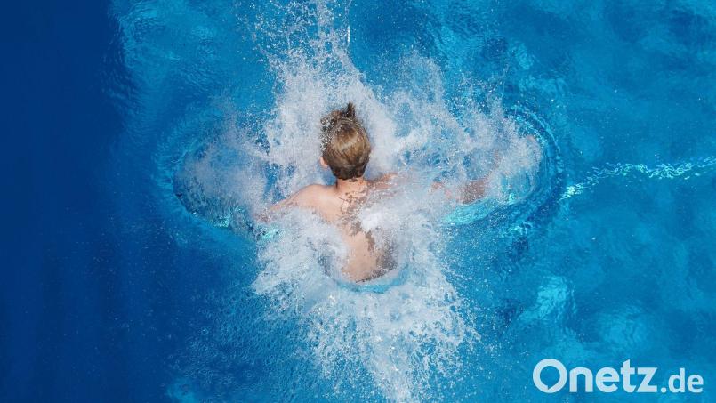Ein Junge springt in einem Freibad ins Wasser - bald vielleicht nicht mehr so oft. Symbolbild: Joerg Carstensen/dpa