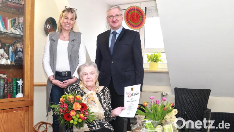 Maria Graßmann feierte ihren 90. Geburtstag. Als Gratulanten waren Bürgermeister Johannes Reger und BRK-Mitarbeiterin Diana Schiemann gekommen. Bild: njn