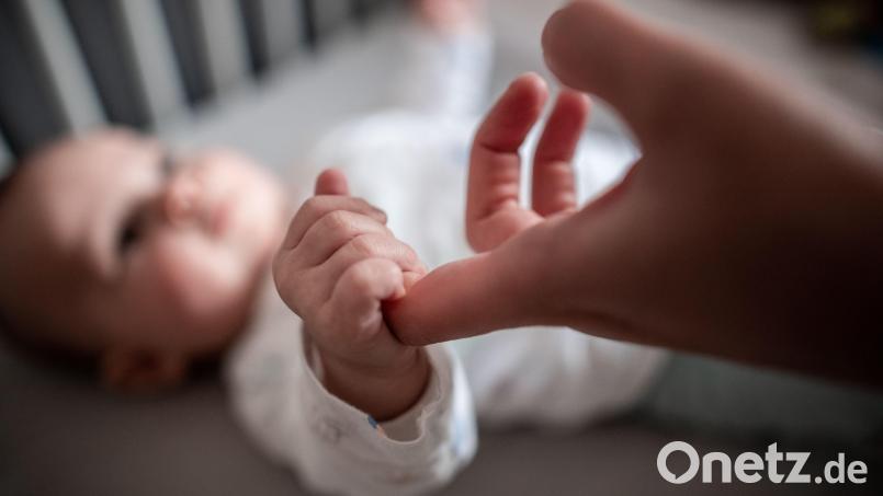 Es tut sich was in den Babybettchen: Mehr als 600 Neugeborene haben Eltern in Gemeinden des Landkreises Tirschenreuth 2022 begrüßt. Symbolbild: dpa