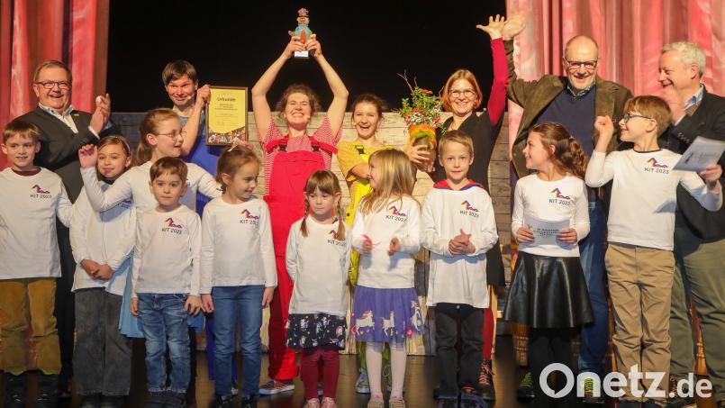Bühne frei für die Preisübergabe mit Aufführung des Gewinnerstücks 2022 &quot;FarbAffenLand&quot; zur Eröffnung des Kindertheaterfestivals Kit 2023 im Stadttheater Amberg. Bild: Wolfgang Steinbacher