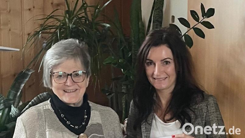 Elke Bauer vom Lions-Club Tirschenreuth (rechts) überreichte Dr. Annemarie Schraml den 5000-Euro-Scheck. Bild: Lions-Club Tirschenreuth/exb
