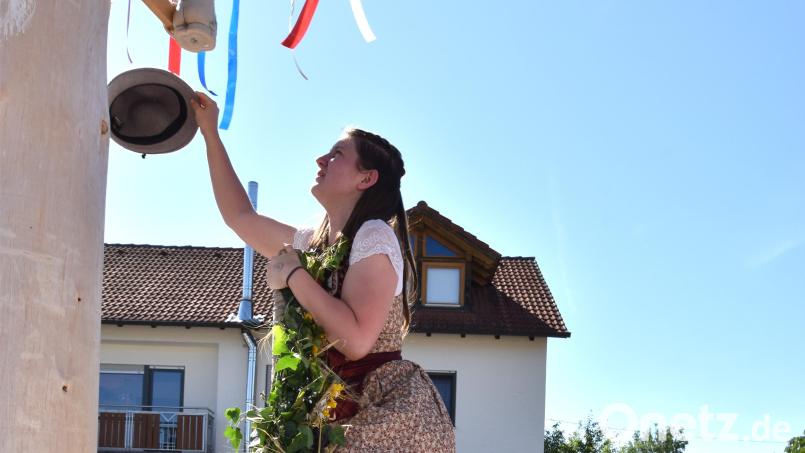 Erinnerungen an die Kirwa 2022 in Ritzenfeld - im Bild Oberkirwamoidl Anna-Lena Bär am Baum - erwachten bei der Jahreshauptversammlung der Kirwagemeinschaft. Archivbild: no