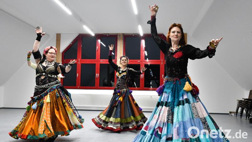 Spaß an der Bewegung und Freude am Improvisationstanz: Das eint die Frauen der Gruppe Arcanus um ihre Trainerin (Mitte), die sich Aisha Hayal nennt. Bild: Petra Hartl