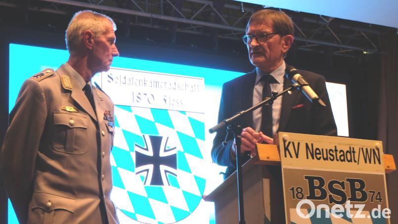 Oberst a. D. Richard Drexl, Präsident des Bayerischen Soldatenbunds (rechts), zeichnete Vorsitzenden Hans Eismann mit den Präsidententaler aus. Bild: le