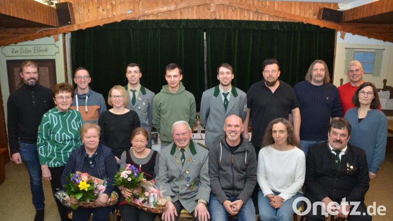 Johann Gösl (vorne, Dritter von links) ist wieder im "Edelweiß"-Schützenmeisteramt bestätigt worden. Stephanie Graf (sitzend, links) und Monika Wendolsky (vorne, Zweite von links) wurden nach 21 und 22 Jahren im Vorstand verabschiedet. Gabi Ram (vorne, zweite von rechts) übernimmt nun die Kassengeschäfte. Bild: dob