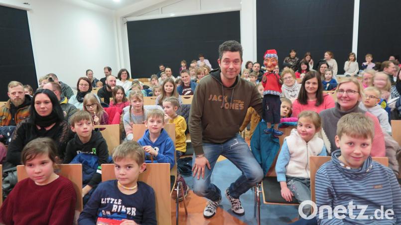 Der erfahrene Puppenspieler Marc Rehne legte großen Wert auf den Kontakt mit seinem Publikum. Bild: jzk
