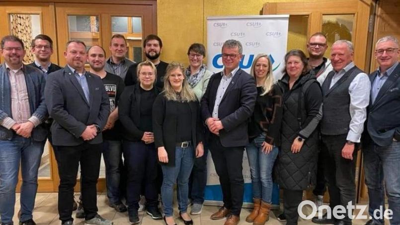 An der Spitze der neu gewählten Vorstandschaft der CSU Neunburg vorm Wald steht weiter Martin Birner (Zehnter von links). Bild: Straller/exb