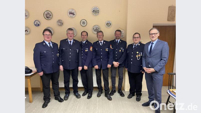 Neu gewählt wurden bei der Jahresversammlung der Feuerwehr Querenbach die Ortsvertrauensleute. Im Bild (von links) Vorsitzender Konrad Hart, Hubert Scharnagl, Thomas Helm, Wolfgang Lottes, Matthias Döberl, Kommandant Uwe Friedrich und Bürgermeister Bernd Sommer. Bild: Markus Scharnagl/exb