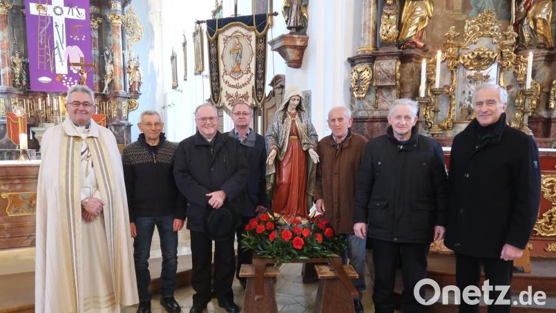 Mitglieder der Marianischen Männerkongregation postieren sich um die Figur der Gottesmutter Maria. Sie werden beim Festkonvent für ihre langjährige Treue geehrt (von links): Diakon Dieter Gerstacker, Erwin Winter (50 Jahre), Heinz Probst (65), Hans Weiß (50), Richard Wild (65), Josef Rothkäppel (60) und Hans Hammer (60). Bild: rha