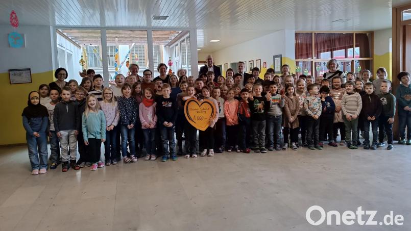 Große Freude nach der Spendenübergabe in der Josef-Voit Grundschule in Freihung. Bild: Yvonne Graf/exb