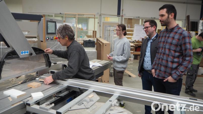 Fabian Kraus, Obermeister der Schwandorfer Schreiner-Innung (rechts), ist beim &quot;Tag des Handwerks&quot; schon vorgeprescht. Mit Kreishandwerksmeister Florian Danzl (Zweiter von rechts) lotet er aus, wie man junge Menschen für den Beruf begeistern kann. Bild: bl