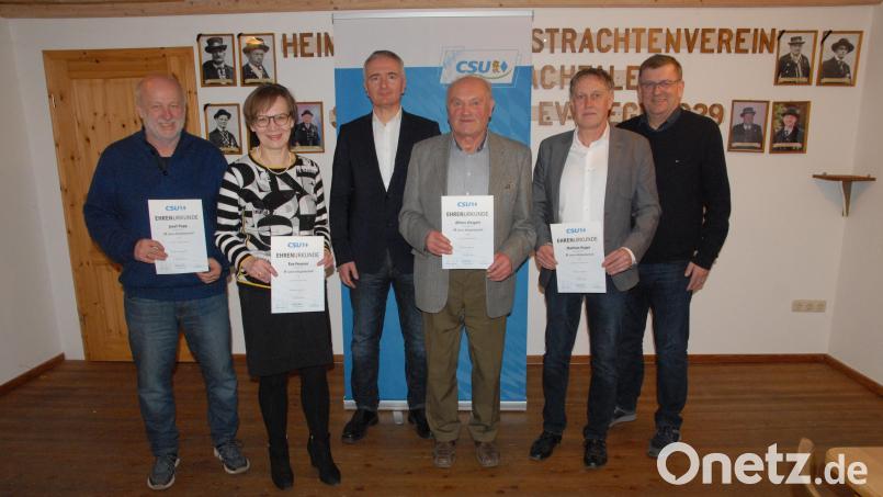 Der CSU-Ortsverband Schmidmühlen zeichnet langjährige Mitglieder aus (von links): Josef Popp, Eva Feuerer, Kreisvorsitzender Harald Schwartz, Alfons Weigert, Mathias Huger und Bürgermeister Peter Braun. Bild: pop