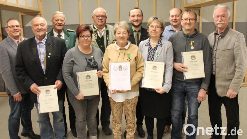 Zweiter Bürgermeister Egbert Völkl gratulierte Achim Schallmoser, Manfred Muck, Nicole Schmidt, Reinhold Wild, Sieglinde Dirscherl, Martin Hanauer, Renate Stiegler, Martin Alwang und Manfred Becher (von links) zu ihrer Auszeichnung. Rechts im Bild OSB-Präsident Franz Brunner. Bild: Sieglinde Dirscherl/exb