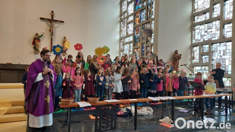 Zum 40. Geburtstag von Pfarrer Dominik Mitterer singt der Kinder- und Jugendchor der Pfarrei Lieder. Bild: Thomas Singer/exb