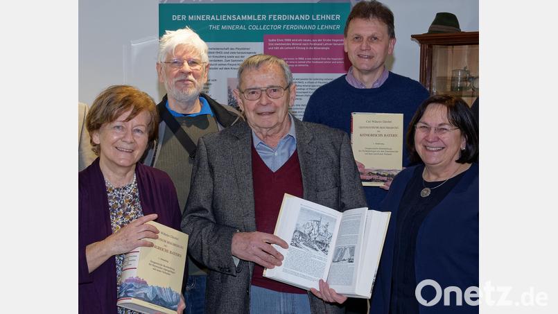 Hubert Schmid (Mitte) überreicht ein vierbändiges Werk von Carl Wilhelm von Gümbel als Geschenk für die Abteilung Geologie/Mineralogie im Stadtmuseum Pleystein. Grete Reger, Dr. Rupert Hochleitner, Stadtheimatpfleger Bernd Piehler und Christa Walbrunn (von links) freuen sich über die Spende. Bild: Thomas Enslein/exb