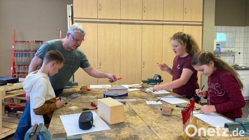 Viel handwerkliches Geschick bewiesen manche Schüler im Technikraum beim Herstellen eines Spiels. Bild: jzk