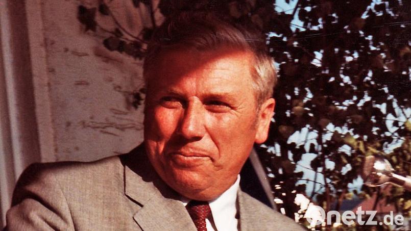 Bürgermeister Hans Schrott war auch viele Jahre Vorsitzender der DJK Dürnsricht-Wolfring. Nach Fußballturnieren griff er zu Pokalen und überreichte sie. Archivbild: Heimler/exb