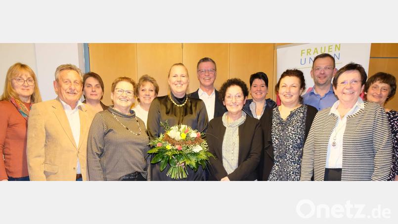 Einen neuen Vorstand wählte der FU-Ortsverband Hirschau (von links): Marianne Lobenhofer, CSU-Ehrenvorsitzender Werner Schulz, Gertrud Kustner, Erika Leitsoni, Rosi Schönberger, Vorsitzende Michaela Meier, Bürgermeister Hermann Falk, Gisela König, Regina Merkl, Gisela Luber, Dritter Bürgermeister Hermann Gebhard, Zweite Bürgermeisterin Bärbel Birner und stellvertretende Vorsitzende Rita Beck. Bild: u