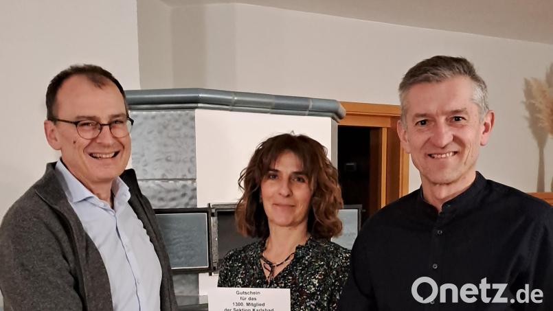 Rudolf Hecht ist das 1300. Mitglied in der Sektion Karlsbad. Vorsitzender Gottfried Haas (links) überreichte einen Gutschein an Rudolf Hecht und seiner Frau Andrea. Bild: DAV Sektion Karlsbad/exb