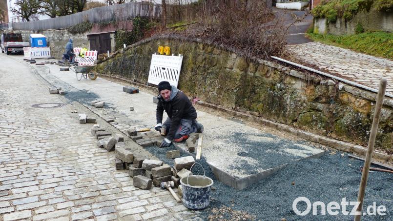 Die barrierefreie Gestaltung der Hohenburger Straße in Kastl vom Seniorenheim bis zur Einmündung in die B 299 ist wieder angelaufen. Die Neupflasterung soll in drei Monaten abgeschlossen sein. Bild: jp