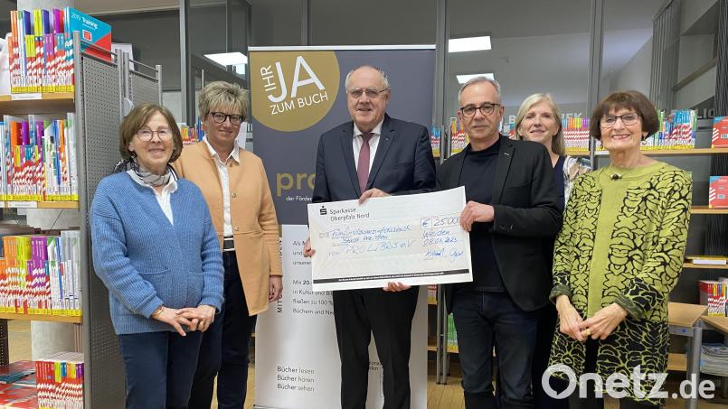 Bekenntnis zum Buch: Der Förderverein Pro Libris spendet auch im Jahr 2023 wieder 25.000 Euro an die Stadt, zur Anschaffung neuer Medien in der Regionalbibliothek. Vorsitzender Stefan Kunnert (Vierter von links) und zweite Vorsitzende Sabine Guhl (Zweite von links) übergeben den symbolischen Scheck an Bürgermeister Lothar Höher (Mitte) im Beisein der Vorstandsmitglieder Marlies Koch (von links), Jutta Carrington-Conerly und Waltraud Koller-Girke. Bild: exb/vv