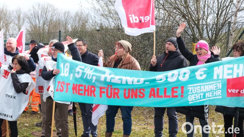 Für 10,5 Prozent mehr Lohn gehen derzeit die öffentlich Bediensteten auf die Straße. Am Warnstreik vor den Toren des Müllkraftwerkes beteiligten sich 120 Personen. Bild: Hirsch