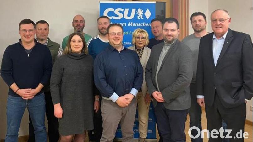 Benedikt Lindner (vorne, Mitte) bleibt CSU-Chef in Luhe. Ihm zur Seite stehen die Vertreter Florian Wittmann, Tobias Kick und Helena Hotek (von links). Bild: bey