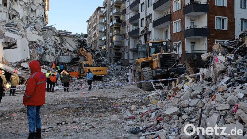 Viele Häuser sind komplett zerstört. Durch andere ziehen sich meterlange Risse in der Fassade – sind praktisch unbewohnbar. Die Bilder bekam die Weidener Familie von den türkischen Verwandten. Bild: Songül Sipero/exb